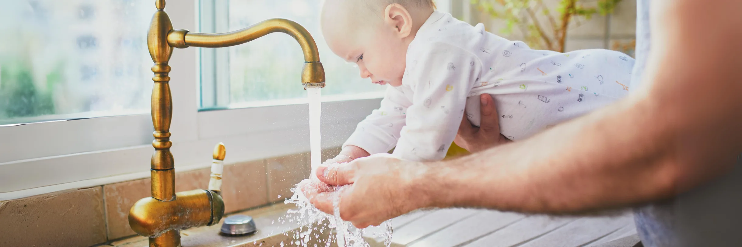 תינוק מנקה ידיים